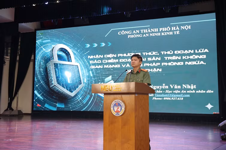 Trung tá, TS. Nguyễn Văn Nhật chia sẻ phương thức, thủ đoạn lừa đảo với sinh viên.