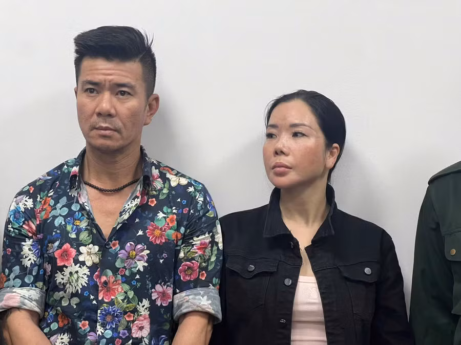 Vợ chồng Mai Anh tại cơ quan điều tra (Ảnh: Công an cung cấp).