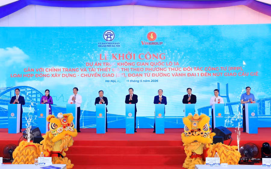 Ủy viên Bộ Chính trị, Chủ tịch Quốc hội Trần Thanh Mẫn cùng các đại biểu thực hiện nghi thức khởi công Dự án. Ảnh: Lê Hải.