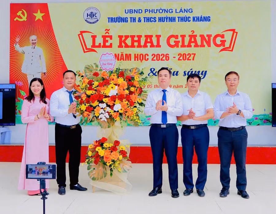 Đại diện lãnh đạo phường Láng chúc mừng nhà trường.