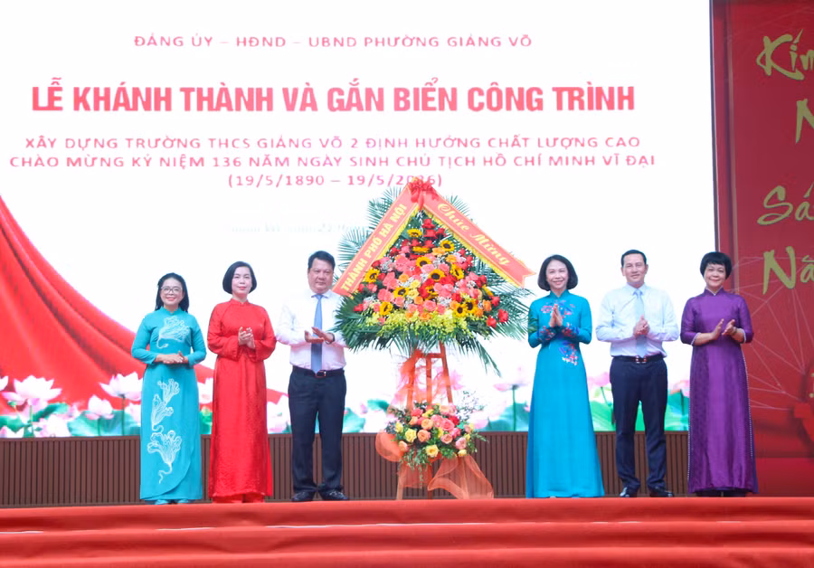 Lãnh đạo UBND TP Hà Nội tặng hoa chúc mừng phường Giảng Võ và Trường THCS Giảng Võ 2. 