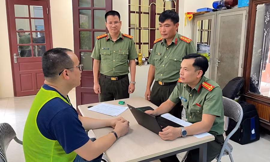 Lãnh đạo Công an tỉnh Bắc Ninh thẩm vấn bị can cầm đầu là Đinh Đức Phụng.