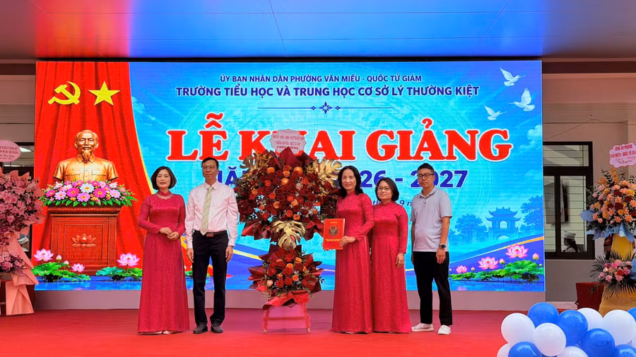 Lãnh đạo phường Văn Miếu - Quốc Tử Giám tặng hoa chúc mừng nhà trường khai giảng năm học mới.