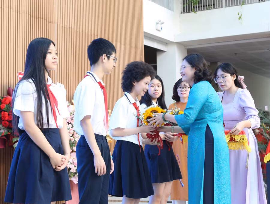 Nhà giáo Tô Thị Hải Yến - Hiệu trưởng Trường THCS Giảng Võ khen thưởng các em học sinh xuất sắc.