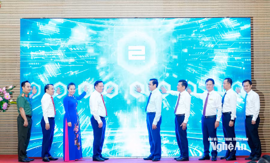 Đại biểu ấn nút ra mắt khó dữ liệu dùng chung.