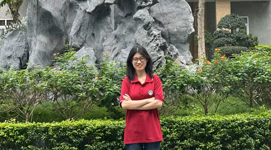 Hiền Nhi trong khuôn viên Trường Đại học Tài nguyên và Môi trường Hà Nội.