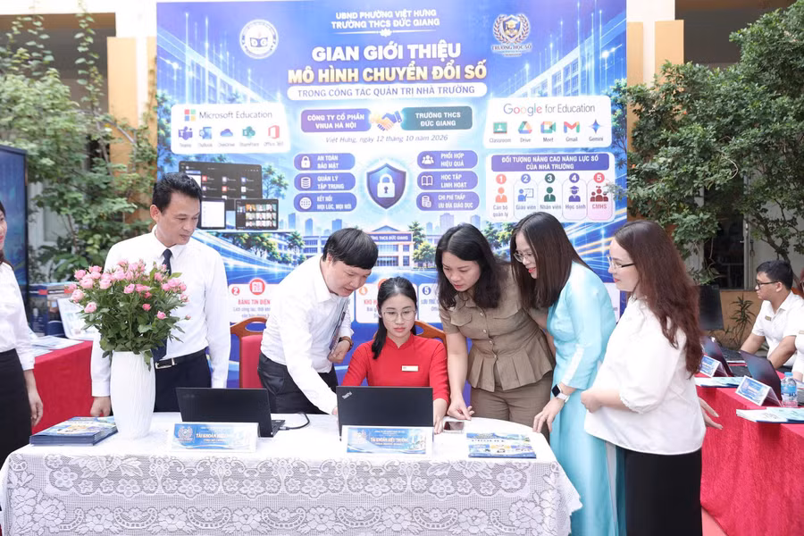 Đại biểu tham quan gian giới thiệu “Mô hình chuyển đổi số trong công tác quản trị nhà trường”.