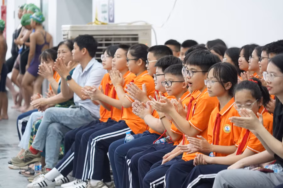 Học sinh háo hức học bơi tại chương trình.