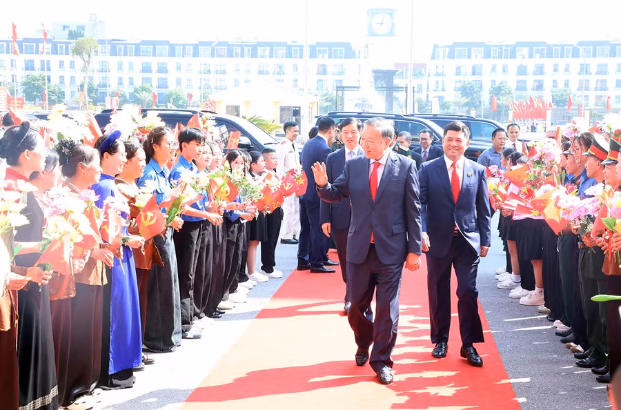 Tổng Bí thư, Chủ tịch nước Tô Lâm vẫy chào đồng bào các dân tộc Bắc Ninh.