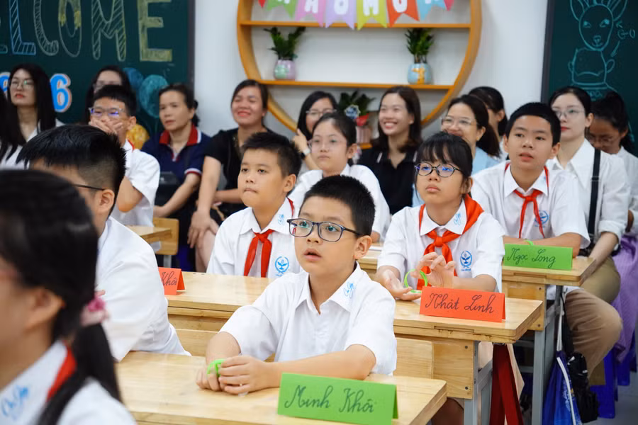 Phụ huynh học sinh cảnh giác thông báo liên quan đến khoản thu, học phí (Ảnh minh họa).