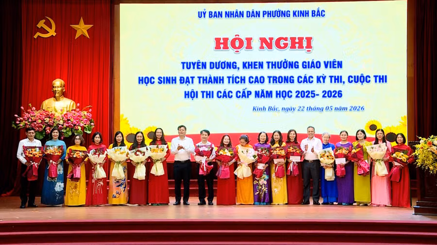 Ông Tạ Đăng Đoan, Bí thư Đảng ủy phường Kinh Bắc cùng đại biểu trao khen thưởng cho giáo viên.