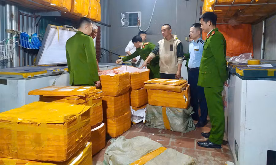 Lực lượng chức năng kiểm tra hàng hóa tại cơ sở (ảnh minh họa).