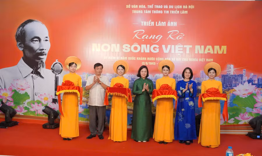 Ban tổ chức khai mạc triển lãm ảnh. 