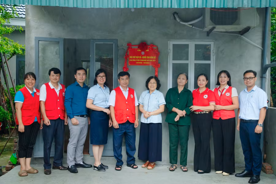 Trường Tiểu học Đoàn Thị Điểm - Hà Nội tham gia xây dựng, gắn biển công trình nhà chữ thập đỏ cho cựu thanh niên xung phong Trần Thị Yến.