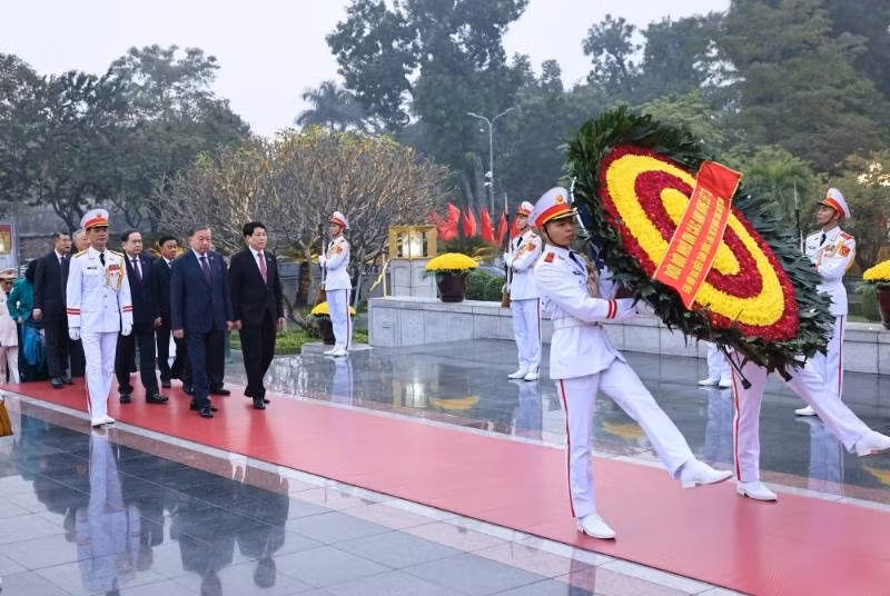 vna-potal-dai-hoi-dang-xiv-lanh-dao-dang-nha-nuoc-dat-vong-hoa-tai-dai-tuong-niem-cac-anh-hung-liet-si-800.jpg