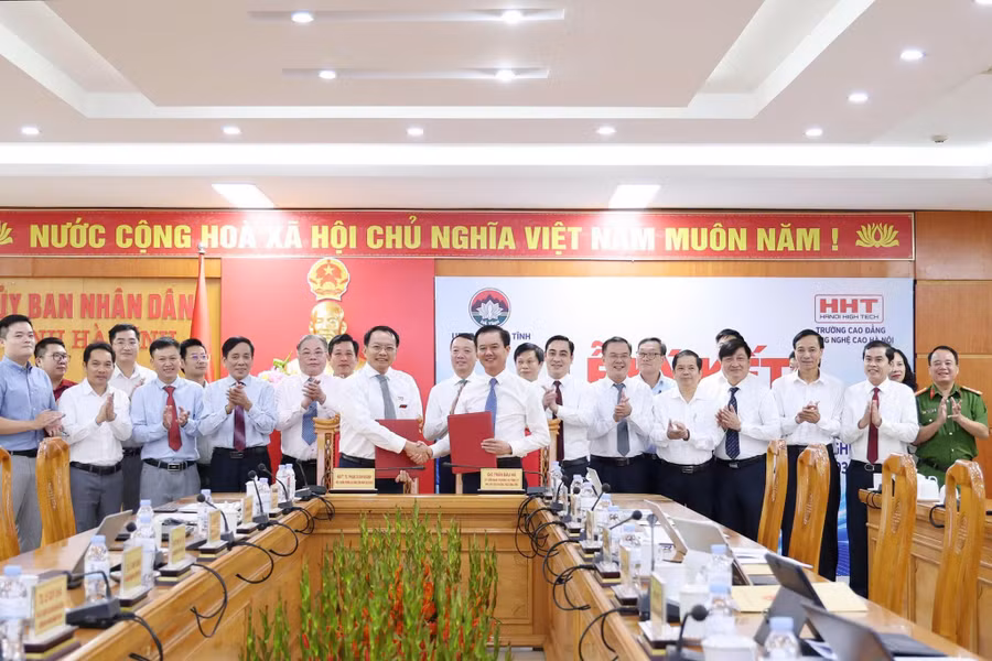 Lãnh đạo UBND tỉnh Hà Tĩnh và Trường Cao đẳng Công nghệ cao Hà Nội ký kết Thỏa thuận hợp tác.