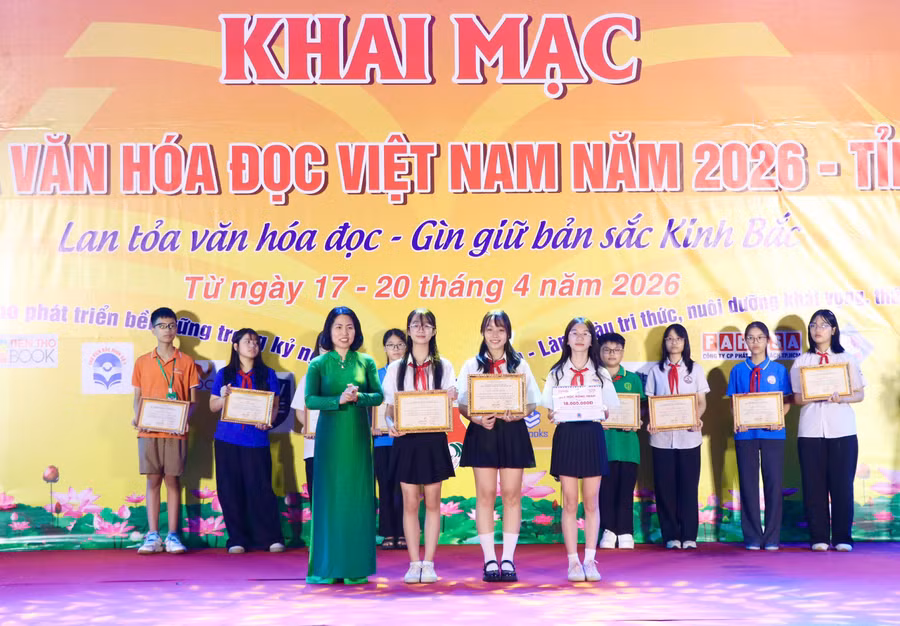 Ban Tổ chức trao giải các cuộc thi hưởng ứng Ngày Sách.