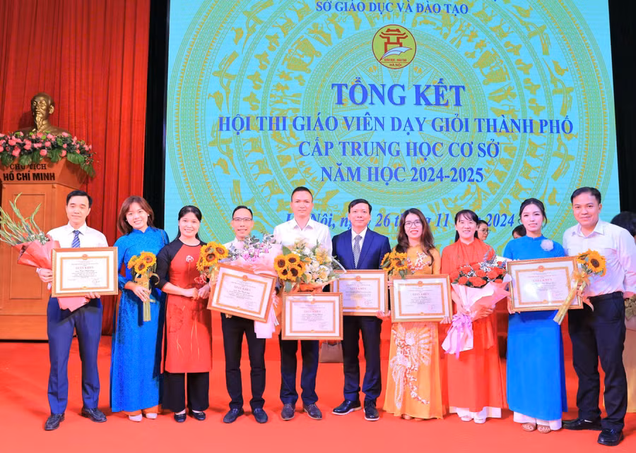 Phòng GD&ĐT, thầy cô giáo quận Ba Đình tại lễ tổng kết.