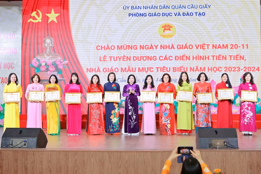 Khen thưởng đại diện các đơn vị có thành tích xuất sắc năm học 2023-2024.