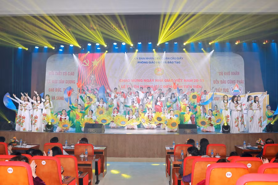 Văn nghệ chào mừng lễ kỷ niệm.