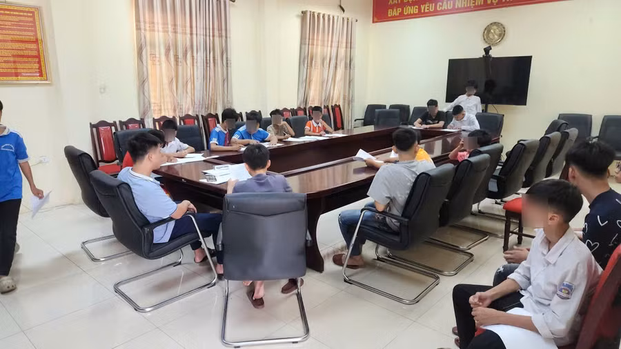 Công an phường Ninh Xá giáo dục nhóm thiếu niên điều khiển xe đạp vi phạm trật tự ATGT. (Ảnh Công an cung cấp)