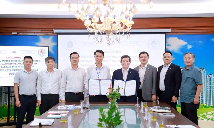 TS. Vũ Quang Khuê, Hiệu trưởng BCI (áo trắng) và ông Kim Youg Seung, Hiệu trưởng Trường Đại học Catholic Kwandong tại lễ ký kết.