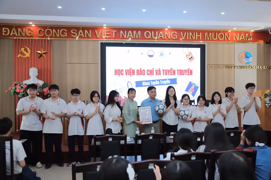 TS Vũ Hoài Phương cùng sinh viên trao quà, chụp ảnh với đại diện Trường THPT Chuyên Hạ Long.