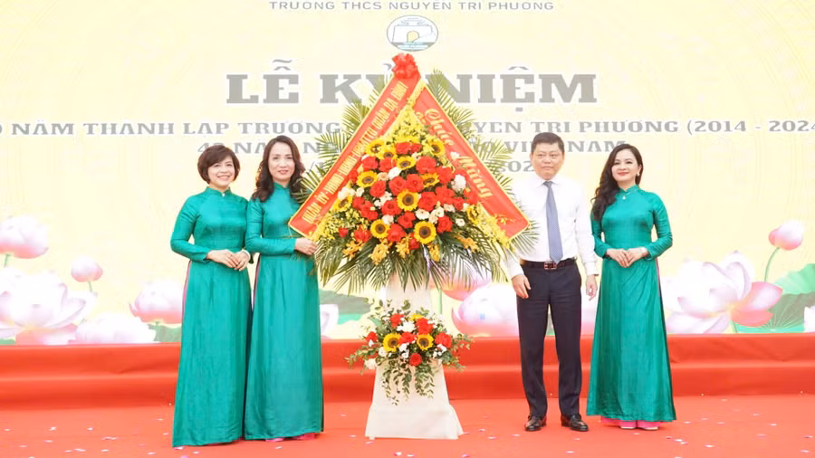 Lãnh đạo quận Ba Đình tặng hoa chúc mừng nhà trường.