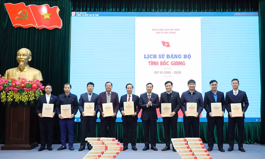 Chủ tịch UBND tỉnh Nguyễn Việt Oanh trao tặng sách cho lãnh đạo các cơ quan, đơn vị,