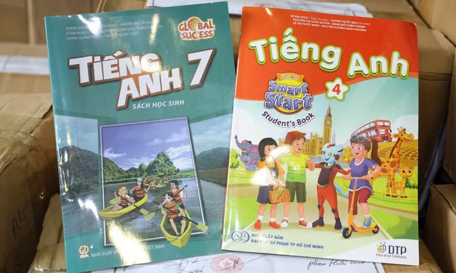 Một số loại sách giả được đường dây trên sản xuất.
