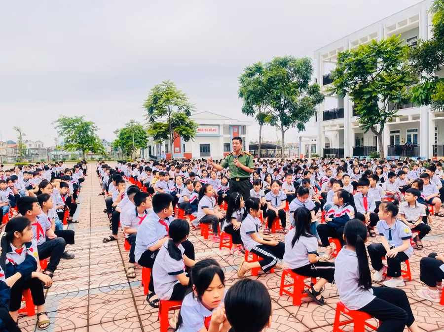 Công an TP Bắc Giang tuyên truyền phòng chống ma túy, tác hại của ma túy, một số thủ đoạn lôi kéo, dụ dỗ học sinh.