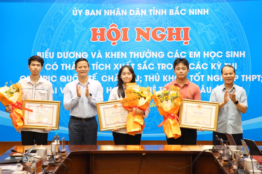 Chủ tịch UBND tỉnh Bắc Ninh Vương Quốc Tuấn (thứ 2 bên trái) và ông Mai Sơn, Phó Chủ tịch Thường trực UBND tỉnh Bắc Ninh trao Bằng khen cho 3 em học sinh đạt Huy chương tại các Kỳ thi Olympic quốc tế.