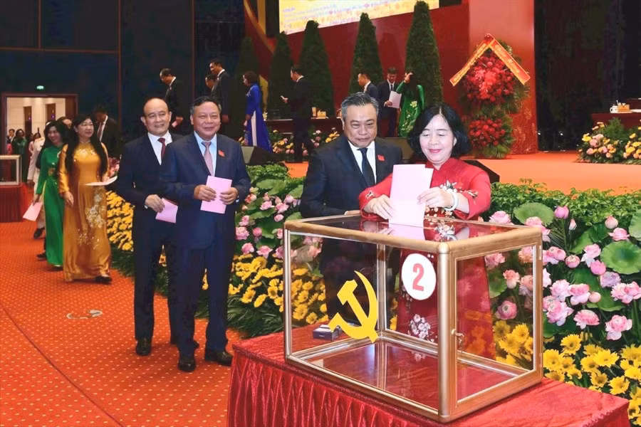 Bí thư Thành ủy Hà Nội Bùi Thị Minh Hoài và đại biểu tiến hành bỏ phiếu.