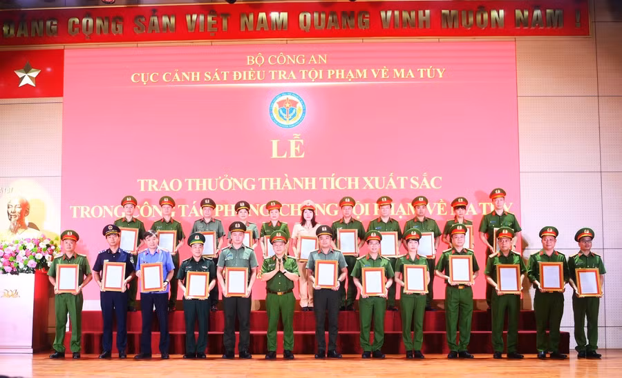 Thứ trưởng Nguyễn Văn Long trao thưởng các tập thể có thành tích xuất sắc (Ảnh Bộ Công an).