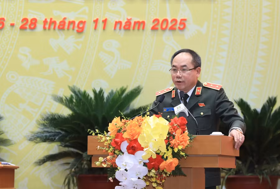 Trung tướng Nguyễn Thanh Tùng trình bày tờ trình tại kỳ họp.