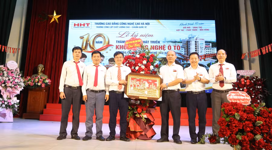 Đại diện Ban Giám hiệu chúc mừng Khoa Công nghệ Ô tô.