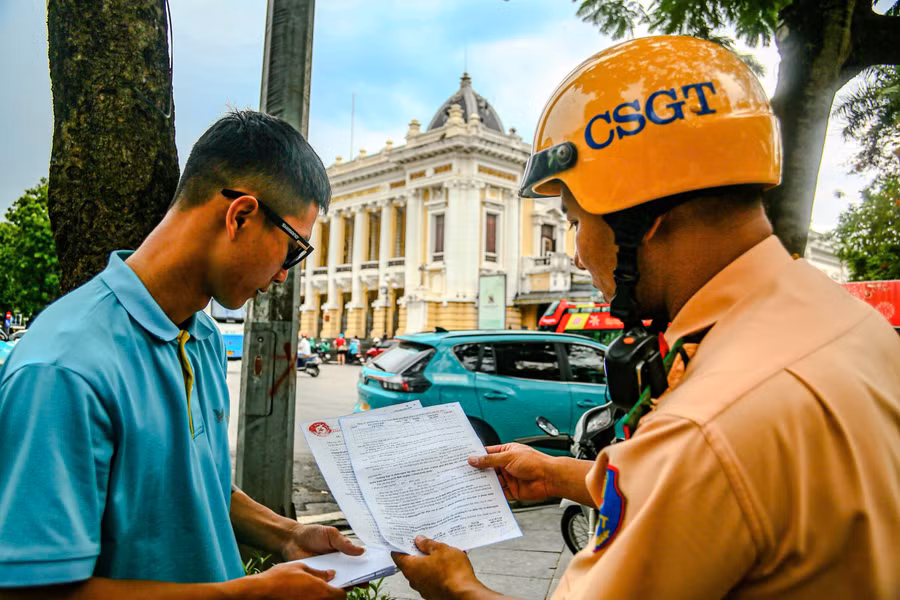 CSGT lập biên bản trường hợp lái xe vi phạm giao thông.