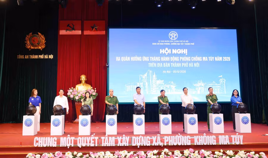 Các đại biểu thực hiện nghi thức phát động Tháng hành động phòng chống ma túy.