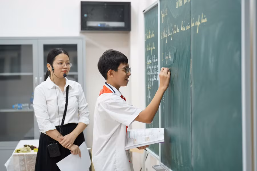 Cô trò Trường THCS Giảng Võ.