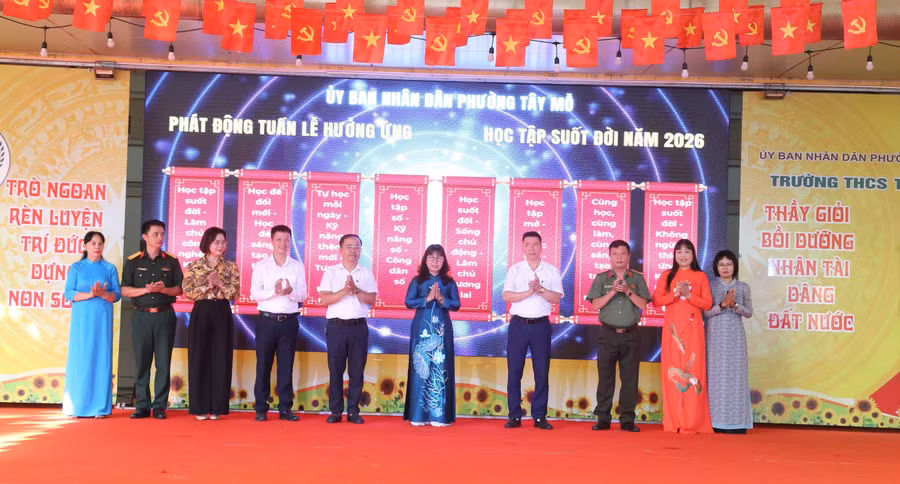 Đại biểu thực hiện nghi thức phát động tuần lễ học tập.