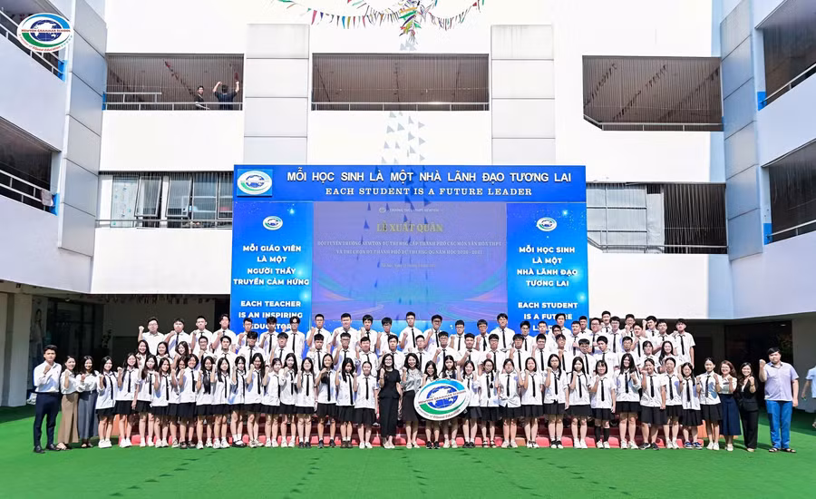 Hội đồng quản trị, Ban Giám hiệu nhà trường chụp ảnh cùng đội tuyển học sinh giỏi khối 12.