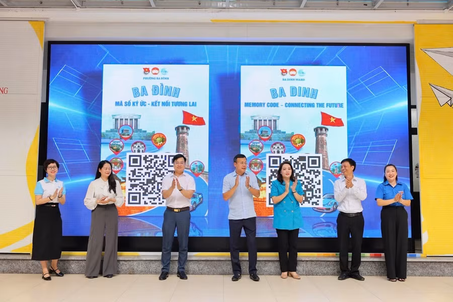 Đại biểu thực hiện nghi thức khởi động công trình sổ tay du lịch điện tử với chủ đề "Ba Đình - Mã số ký ức, kết nối tương lai”