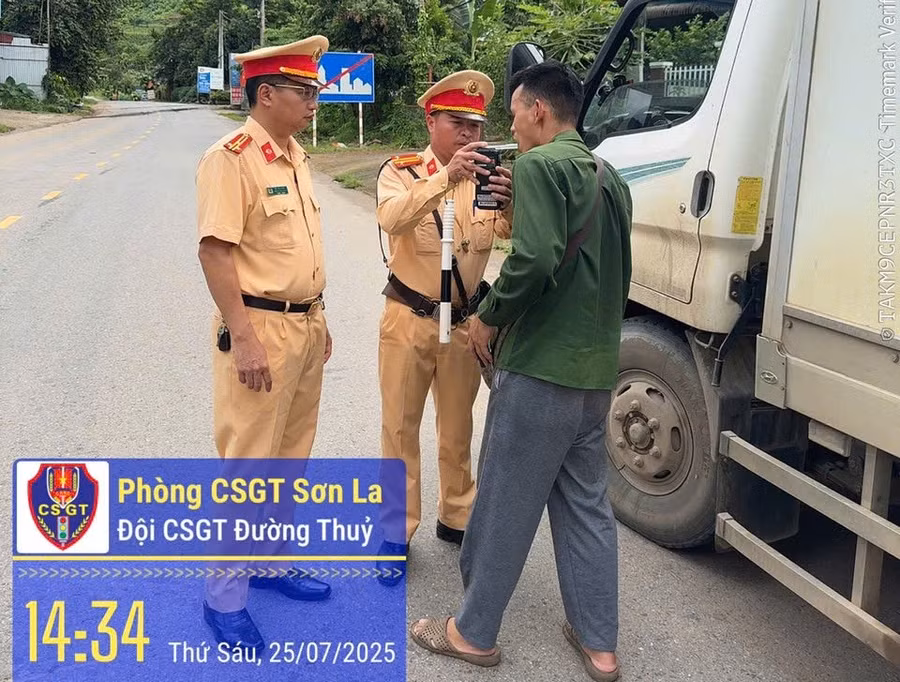 Cảnh sát giao thông kiểm tra nồng độ cồn lái xe.