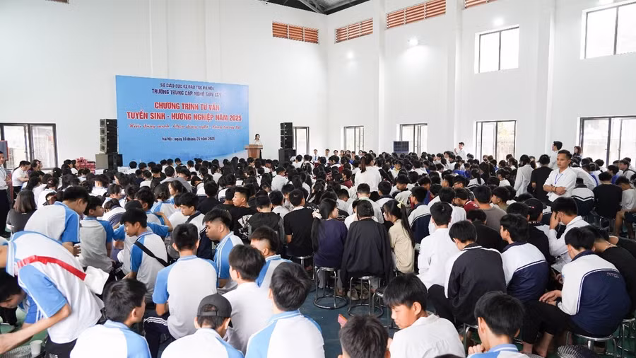 Học sinh lớp 9 tham dự chương trình tư vấn tuyển sinh - hướng nghiệp.