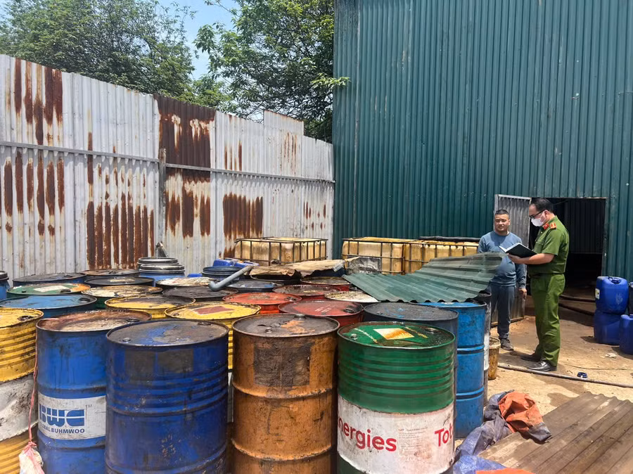 Công an làm việc với chủ cơ sở.
