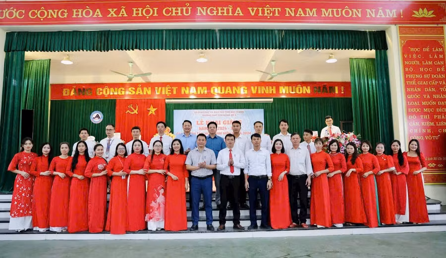 Cán bộ giáo viên Trường THPT Sơn Động số 3.