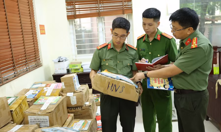 Cán bộ một số phòng nghiệp vụ Công an tỉnh kiểm kê các đầu sách giả thu giữ trong vụ án.
