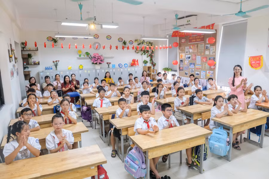 Học sinh Thủ đô hân hoan đón chào năm học mới (Ảnh TL).