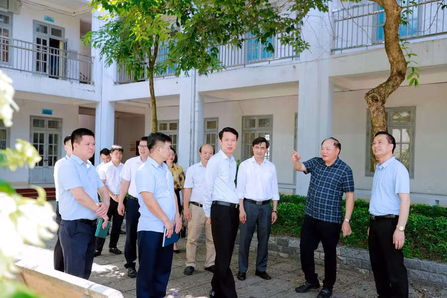 Ông Tạ Việt Hùng - Giám đốc Sở GD&ĐT Bắc Ninh (thứ 2 từ phải sang) cùng đoàn kiểm tra.