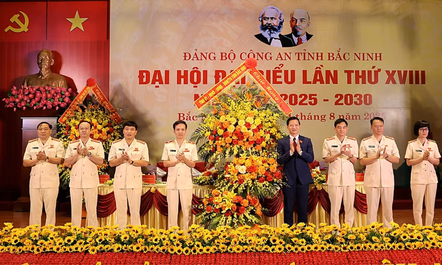 Lãnh đạo Bộ Công an, tỉnh Bắc Ninh chúc mừng Ban Chấp hành Đảng bộ Công an tỉnh Bắc Ninh.